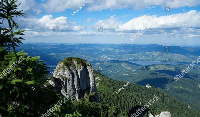 攻略山脉奇遇之旅（探索山峰秘境，感受自然魅力）